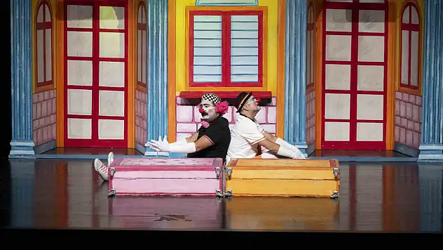 Mersin'de yarıyıl tatili dolu dolu geçiyor: Tiyatro gösterimlerine yoğun ilgi