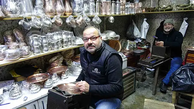 Meslektaş dayı yeğen 44 yıldır birlikte aynı meslekle uğraşıyor!