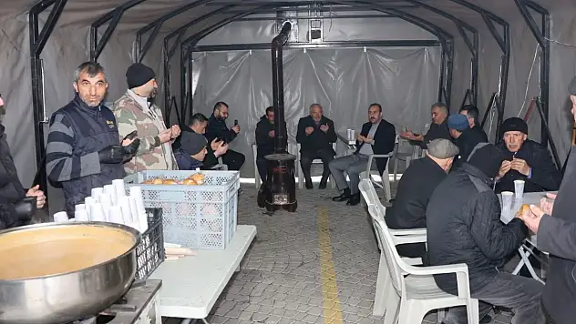 Meydanda sıcak çadır – Dertler soba başında dinlendi