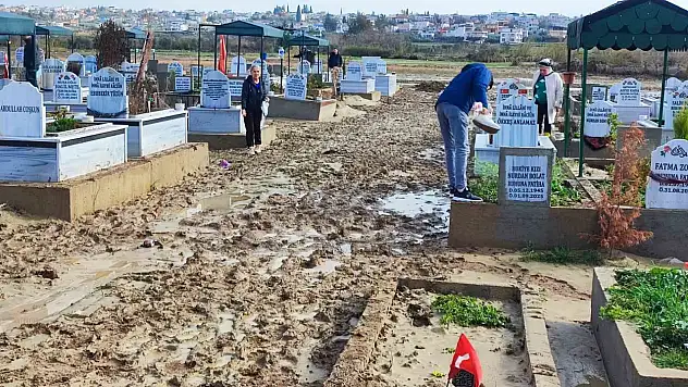 Adana'da mezarlar selde çöktü aileler isyan etti!