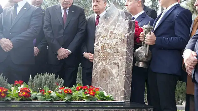 MHP Lideri Bahçeli, Türkeş'in kabrini ziyaret etti