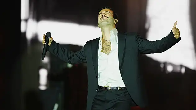 Millet Bahçesi'nde gecenin ritmi değişti: Kayseri Mert Demir konserinde izdiham yaşandı!