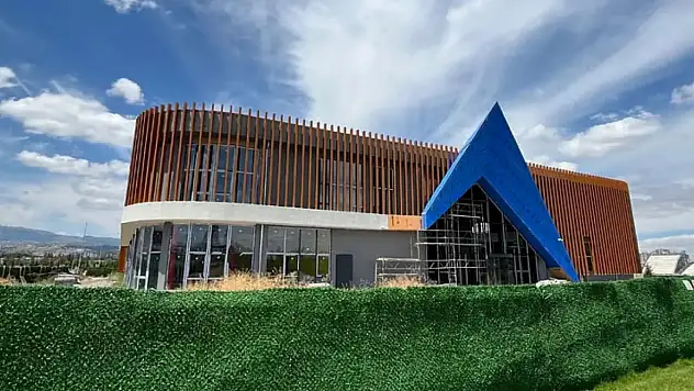 Millet Bahçesi'nde merak edilen üçgen bina açıldı!