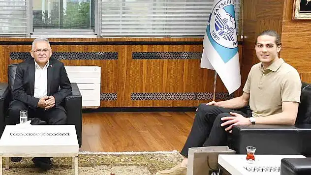 Milli Kaleci Doğan Alemdar Başkan Büyükkılıç'a bakın ne hediye etti?