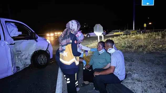 Minibüs ile hafif ticari araç çarpıştı: 5 yaralı
