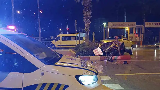 Minibüs ile otomobil çarpıştı