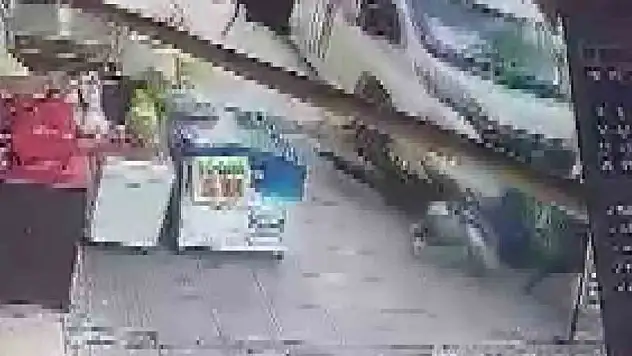 Kaldırıma çıkan minibüs yayalara çarptı: 2 yaralı