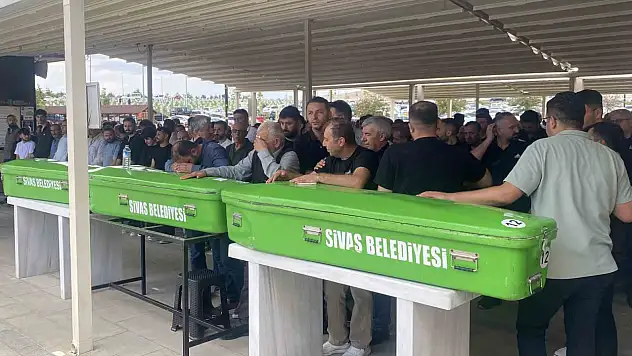 Sivas'taki feci kazada yürek yakan veda! Anne ve kızı toprağa verildi