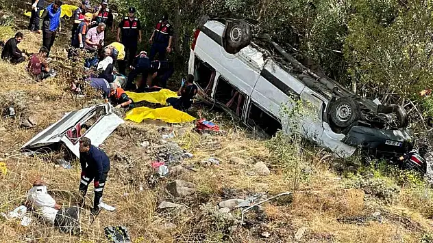 Minibüs şarampole uçtu: 4 ölü, 10 yaralı
