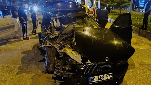 Minibüs ve otomobil çarpıştı!