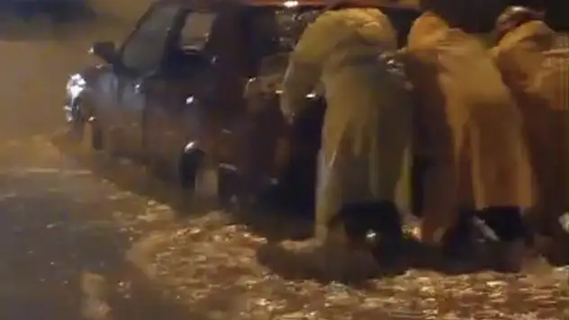 Mahsur kalan 4 kişi itfaiye tarafından kurtarıldı