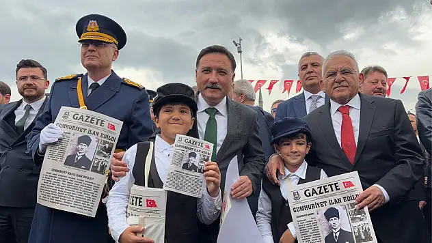 Minik gazetecilerden Cumhuriyet coşkusu! 'Yazıyor yazıyor, Cumhuriyet'in ilanı yazıyor…'