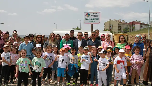 Minik öğrenciler 500 fidanı toprakla buluşturdu!