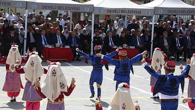 Minikler sahneye çıktı, Develi alkışlarla yankılandı!