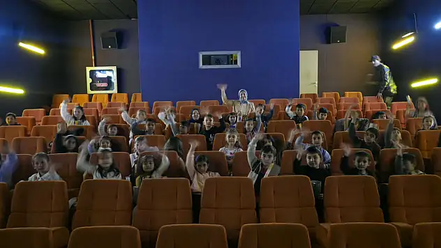 Miniklere sinema sürprizi!