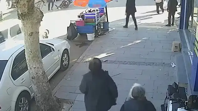 Adana'da motosiklet otomobille çarpıştı!