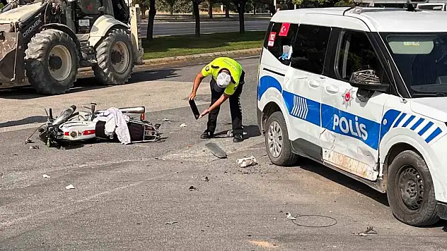 Motosiklet ile polis aracı ile çarpıştı: 2 kişi yaralı