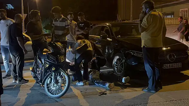 Erzincan'da motosiklet otomobile çarptı