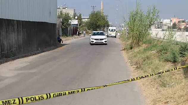Motosikletli şüpheliler seyir halindeki otomobile kurşun yağdırdı