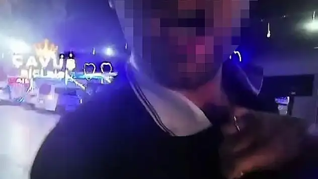 Araçlı şahıslar motosikletlinin önünü kesti