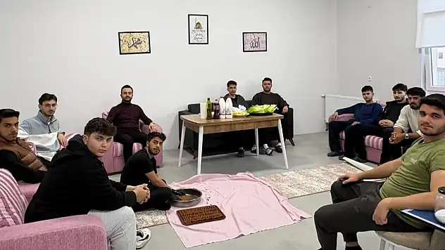 Müftülükten dikkat çeken etkinlik: Öğrenciler çiğ köfte etkinliğinde stres attı