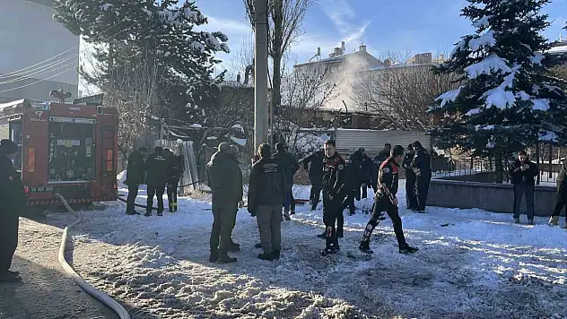 Müstakil evde korkutan yangın: İtfaiye yaşlı adamı kurtardı