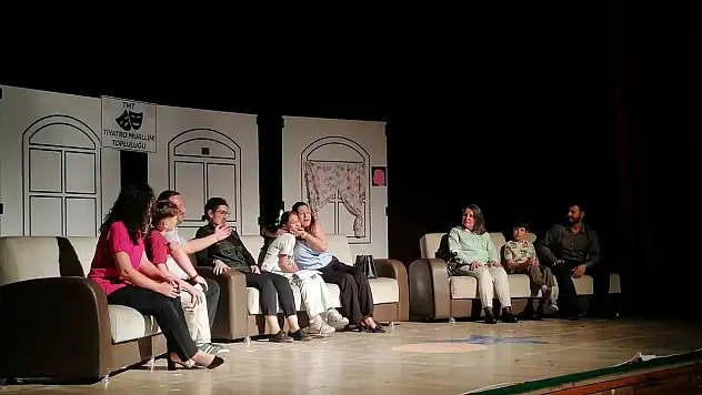 Tiyatro oyunu beğeni topladı!