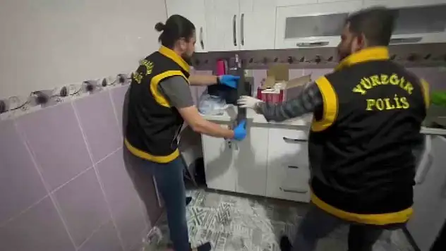 Bir evin mutfak dolabından AK-47 ve pompalı tüfek çıktı!