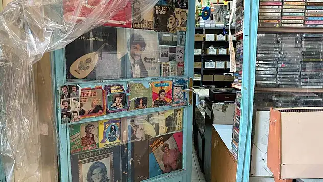 Ankara'da 20 yıldır topladığı plak ve kaset koleksiyonuyla müzik dünyasının geçmişine ışık tutuyor