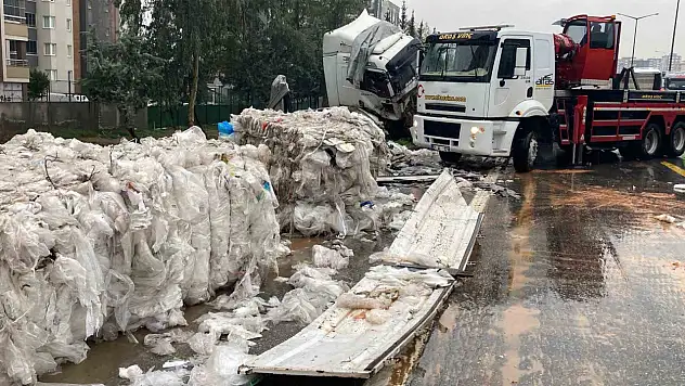 Adana TAG Otoyolu'nda korku dolu anlar! Tır bariyerlere çarptı