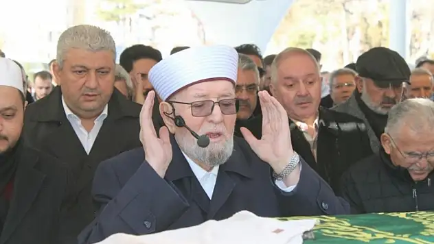 Necmettin Nursaçan eşinin cenaze namazını kıldırdı