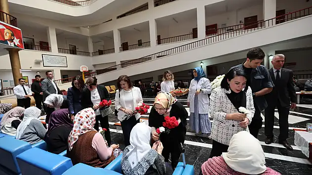 Necmiye Büyükkılıç Ve Sümeyra Çiçek'ten huzurevi ziyareti
