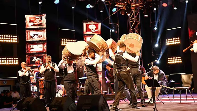 Neşet Ertaş Kültür ve Müzik Festivali'nde binler alana sığmadı