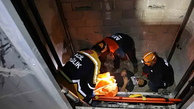 Asansör boşluğuna düşen 2 işçi yaralandı