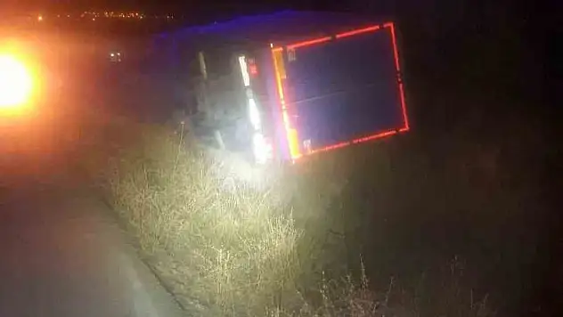 Nevşehir'de kargo kamyonu devrildi!