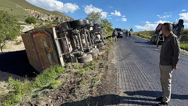 Nevşehir'de kamyon devrildi, sürücü yaralandı