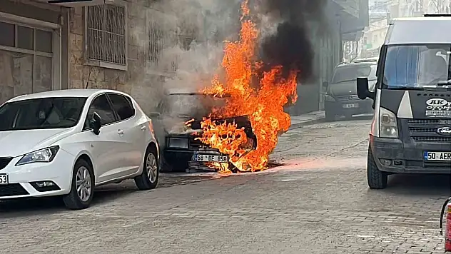 Nevşehir'de park halindeki otomobil alev aldı