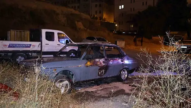 Nevşehir'de park halindeki otomobil alev topuna döndü