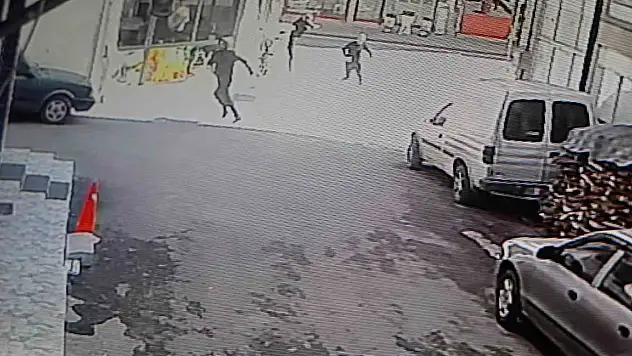 Üzerine ateş açıldı çakmakla karşılık verdi