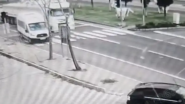 Nevşehir'de tırın öğrenci servisleriyle tehlikeli manevrası!