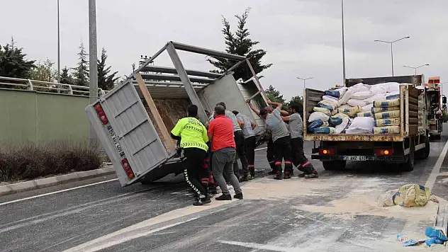 Un yüklü kamyonet devrildi: 2 yaralı