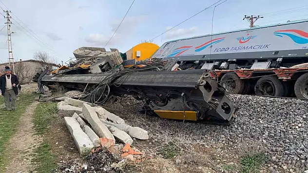 Yük treni tıra çarptı: 2 makinist yaralandı