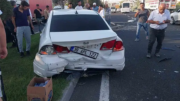 Aydınlatma direğini devirdi, başka bir aracın üzerine çıkarak durabildi!