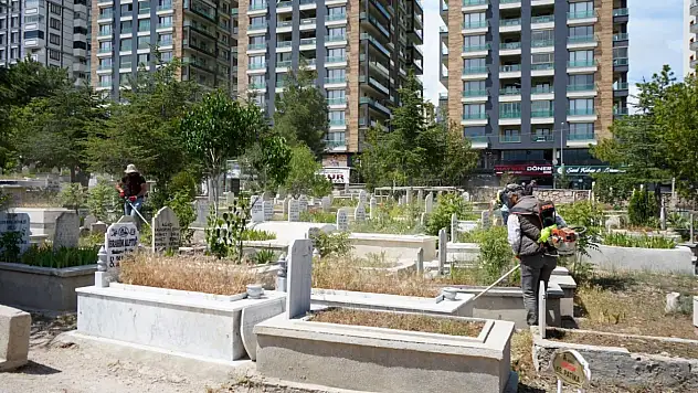 Niğde'de bayram öncesi mezarlık temizliği