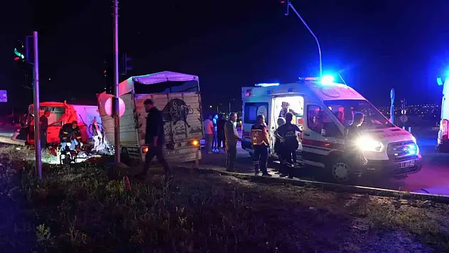 Niğde'de 3 aracın çarpıştı: 1'i ağır 10 kişi yaralı