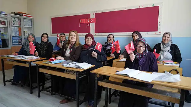 Niğde'de eğitimden uzak kalan kadınlar sıralara geri döndü