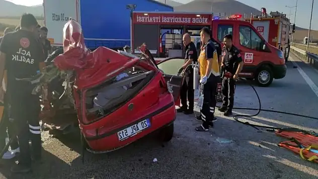 Niğde'de feci kaza: Otomobil çekici römorkuna çarptı, 2 ölü!