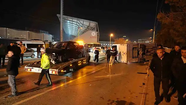 Niğde'de işçi servisi ile otomobil çarpıştı: Çok sayıda yaralı!