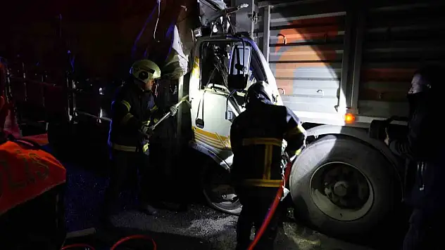Niğde'de kamyonet tıra arkadan çarptı: 1 ağır yaralı