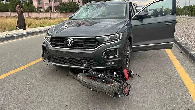 Otomobil ile elektrikli bisiklet çarpıştı: 1 yaralı